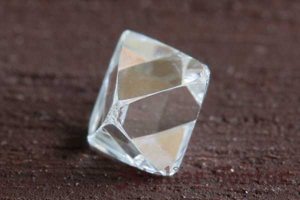 天然ダイヤモンドの八面体結晶