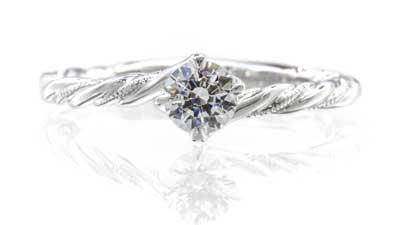 アームの流れが美しい婚約指輪ペールチェリー