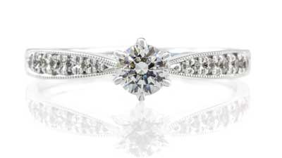 豪華なメレダイヤモンド付きプラチナ婚約指輪リボン