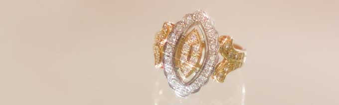 ダイヤモンドと金とプラチナの指輪