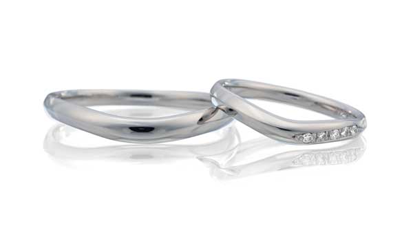Ｖラインとゆるやかな曲線が美しい結婚指輪