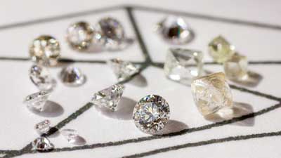 婚約指輪にセットするダイヤモンドを選ぶ
