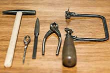 ヤットコや糸鋸、ヤスリなどの彫金工具