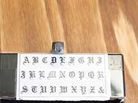 飾り文字のアルファベット刻印