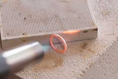 ガスバーナーでリング全体を加熱し、銀ロウを熔かして接合部の隙間に流し込みます。