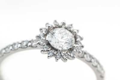 「メレ」と呼ばれる小さなダイヤモンドをセットした指輪
