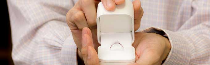 ダイヤモンド婚約指輪とリングケース