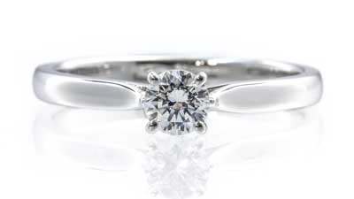 2つのアームが優しくダイヤモンドを支える婚約指輪アマリリス