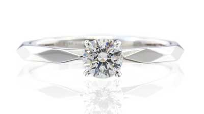 両サイドのメレダイヤモンドと一緒に豪華に輝く婚約指輪カトレア