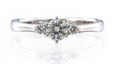 両サイドのメレダイヤモンドと一緒に豪華に輝く婚約指輪カトレア