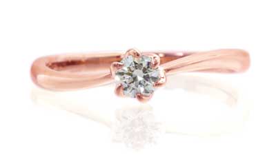 花びらでダイヤモンドを包んだ婚約指輪コスモス