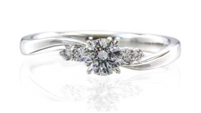 優しいラインに並んだメレダイヤモンドの婚約指輪グリッター