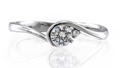 ダイヤモンドを優しく包み込むフクリンの婚約指輪ハグ