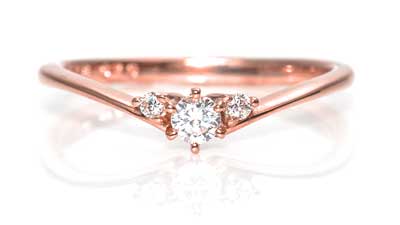 薬指を美しく見せるラインと3粒の輝くダイヤモンドの婚約指輪スノーフレーク