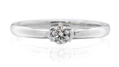 ダイヤモンドを両脇から包んだ婚約指輪チューリップ