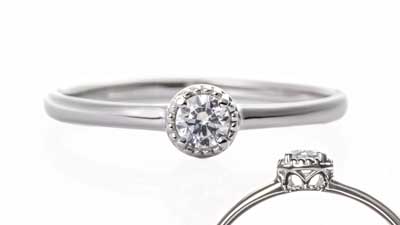 ダイヤモンドを細かなミルで囲んだ婚約指輪
