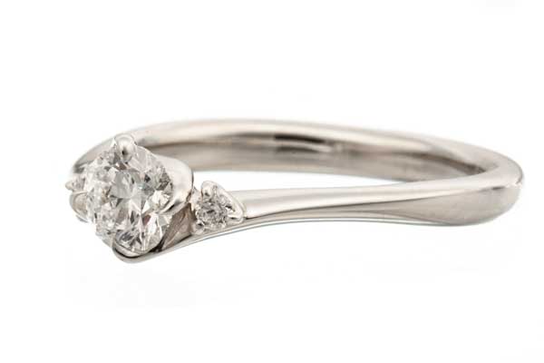 お花のようにダイヤモンドを包み込む婚約指輪