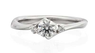 お花のようにダイヤモンドを包み込む婚約指輪フラワー