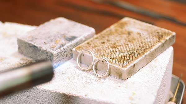 手作り結婚指輪　金づちで素材を叩いて成形する