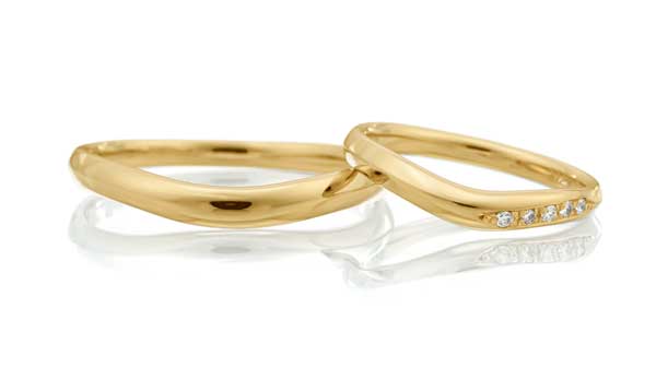 柔らかな丸みを帯びたVラインの18金の結婚指輪「クチナシ」
