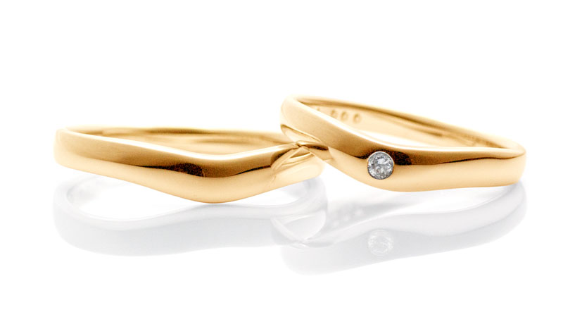 幅広でフラットなVラインの存在感のある18金の結婚指輪クスノキ