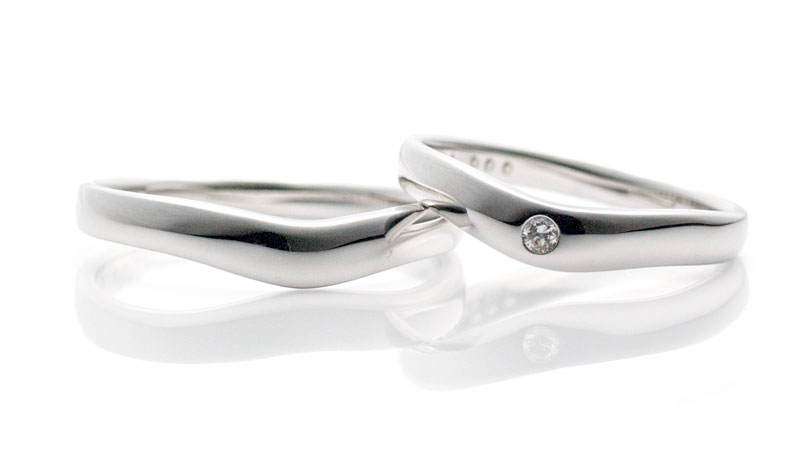 幅広でフラットなVラインの存在感のあるプラチナ結婚指輪クスノキ
