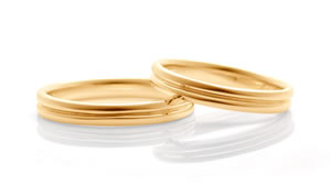 2本の輪を重ねたデザイン18金の結婚指輪オリーブ