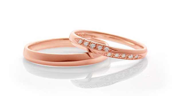洗練されたシャープな印象の結婚指輪、桜（さくら） K18（ピンク）
