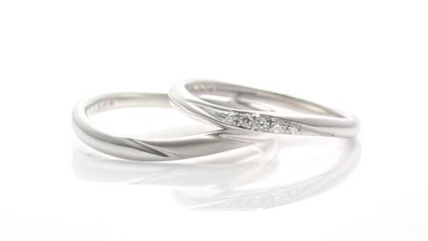 さりげなく指先を飾る細めウェーブラインの結婚指輪